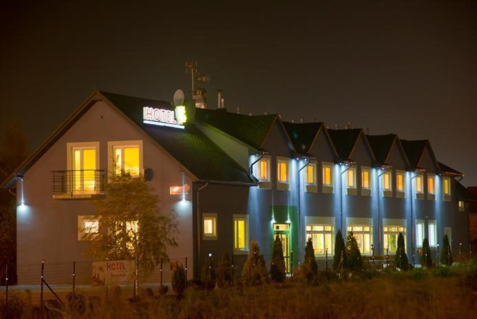 Hotel Wena Kielce Kültér fotó